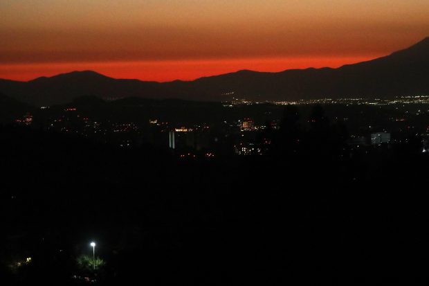 Santiago 25 de febrero 2025. Vista de Santiago tras corte energía que afecta a varias regiones del país. Javier Salvo/Aton Chile