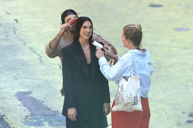 La cantante Dua Lipa grabando un comercial en Santiago Centro.