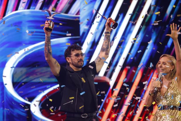 El comediante Edo Caroe recibe gaviota de oro durante su presentacion en la cuarta noche del Festival de Vina del Mar 2025. Sebastian Cisternas/Aton Chile