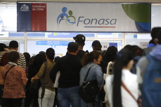 Filas en Fonasa por caida de sistema a nivel nacional (2022). Foto: ATON