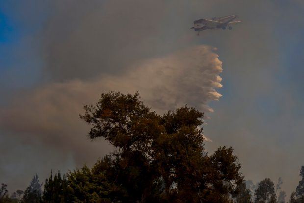 Bomberos combaten el incendio forestal que afecta a secotres cercanos a esta localidad ubicada en la novena región.