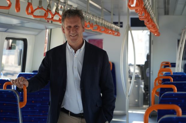 Ministro de Transporte inspecciona el interior de los nuevos trenes de Biotren.