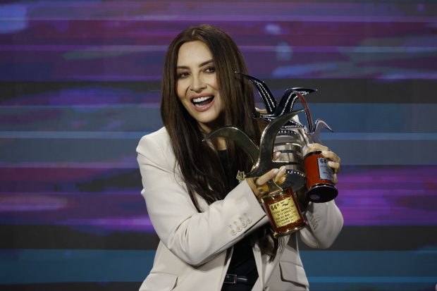 La cantante Myriam Hernandez ofrece un punto de prensa tras recibir la gaviota de platino durante su presentacion en la segunda noche del Festival de Vina del Mar 2025 Sebastian Cisternas/Aton Chile