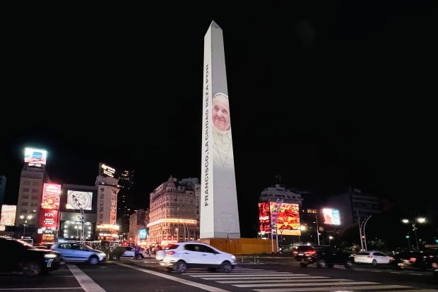 Obelisco con imagen del Papa
