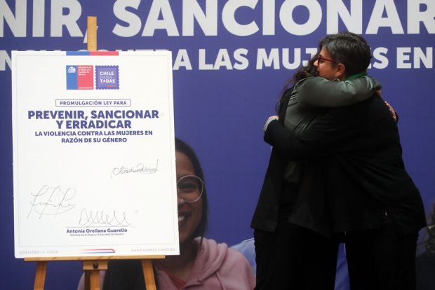 La ministra de la Mujer, Antonia Orellana, encabeza la ceremonia de promulgación de la Ley Integral para prevenir, sancionar y erradicar la violencia de género, junto a autoridades y a más de 200 mujeres de organizaciones de la sociedad civil.