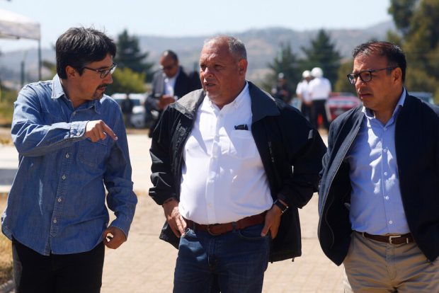 El senador Juan Ignacio Latorre y el gobernador de Valparaiso, Rodrigo Mundaca, reciben el avion de combate a incendios forestales Boeing 797 Fireliner.