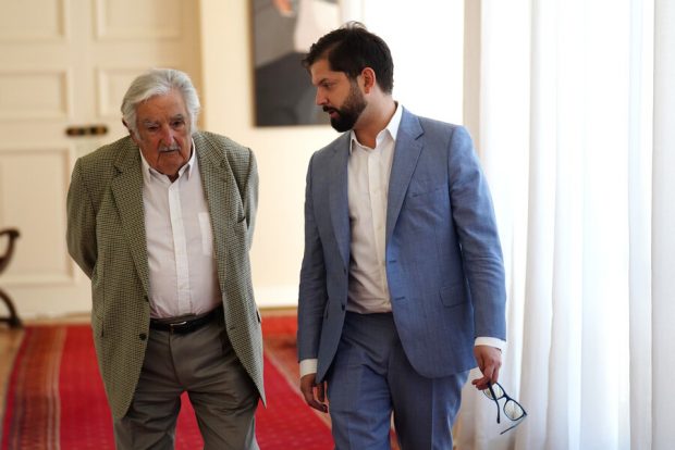 El Presidente Gabriel Boric se reúne con el exmandatario de Uruguay, José Mujica, en el Palacio de La Moneda.