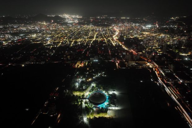 Vista aérea durante el corte masivo de energia se registra en varias regiones del país, generando un colapso total de ciudad. Javier Torres/Aton Chile