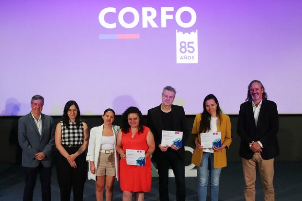 La ministra de las Culturas, Carolina Arredondo y el vicepresidente ejecutivo de CORFO, José Benavente, posan junto a los ganadores del IFI Audiovisual 2024.