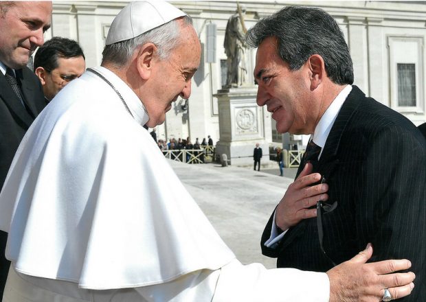 El gobernador mexicano Carlos Lozano saluda al Papa Francisco en el Vaticano.