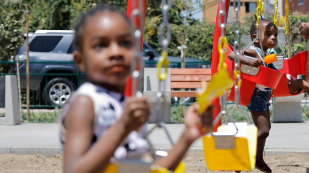 Niños migrantes en plaza Quilicura.