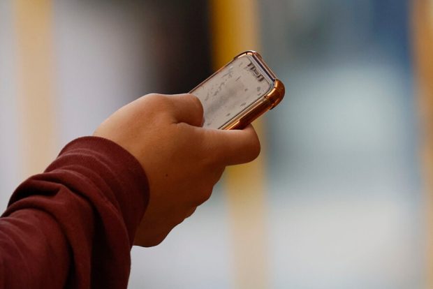 Fotografia referencial de teléfonos celulares. Dragomir Yankovic/Aton Chile