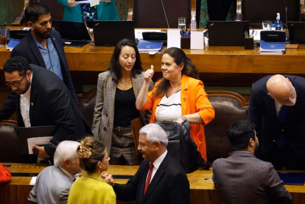 La ex ministra de Defensa, Maya Fernández, en la Cámara de Diputados junto a ministros de Gobierno y parlamentarios tras el rechazo de la Acusación Constitucional en su contra.