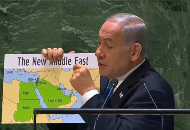 En la Asamblea General de las Naciones Unidas el primer ministro de Israel, Benjamín Netanyahu, muestra un mapa del "Nuevo Medio Oriente" donde se ve a Israel con parte del territorio palestino anexado.