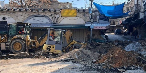 Escombros en Cisjordania siendo retirados por maquinarias.