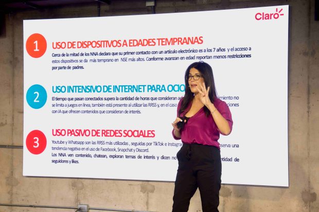 Cyntia Soto, gerenta de Sostenibilidad de Claro Chile exponiendo la última Radiografía Digital de Niños, Niñas y Adolescentes que elabora la empresa de telecomunicaciones.