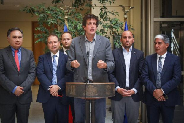 Diputados de Chile Vamos presentan proyecto para habilitar pistolas eléctricas