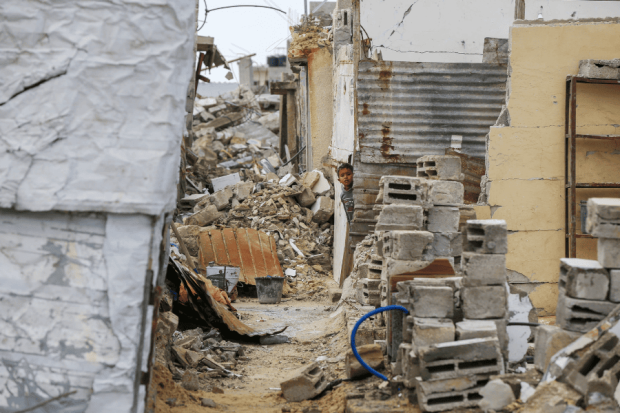 Niño palestino entre los escombros de Gaza.