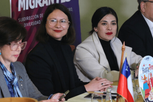 La exalcaldesa de Santiago, Irací Hassler, y la diputada Karol Cariola, sentadas una al lado de la otra.