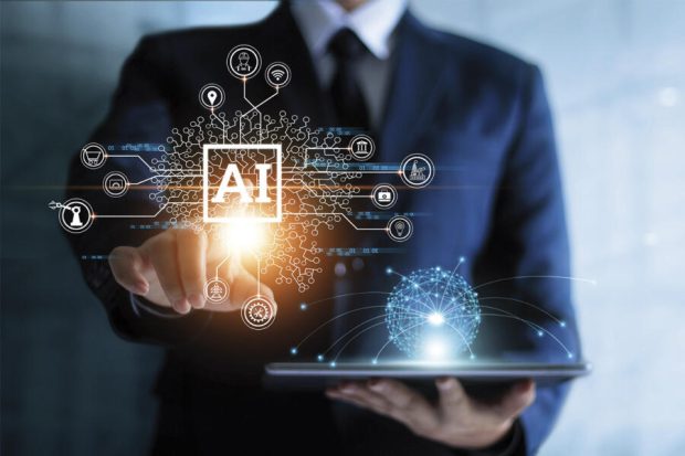 Persona en traje interactuando con una interfaz digital de inteligencia artificial, con iconos tecnológicos conectados y un dispositivo en la mano.