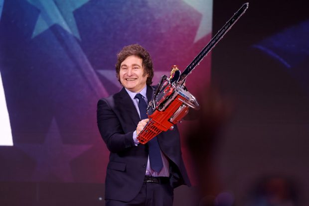 Javier Milei con una motosierra