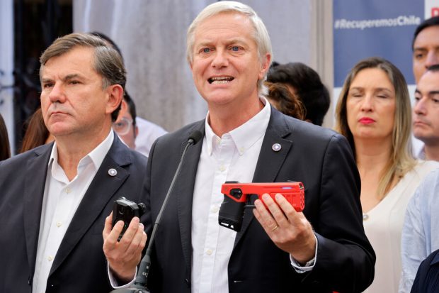 José Antonio Kast muestra pistola taser en conferencia de Prensa