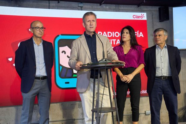 Alocución de Juan Carlos Muñoz, ministro de Transportes y Telecomunicaciones junto a autoridades de su cartera y de Claro.