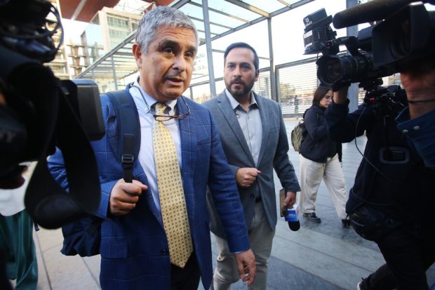 Juan Pablo Hermosilla llega acompañado de un hombre al Centro de Justicia de Santiago.
