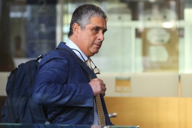Juan Pablo Hermosilla con mochila al hombro llega Centro de Justicia de Santiago