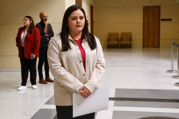 La presidenta del Partido Social Cristiano, la diputada Sara Concha, ingresa censura a la mesa de la Cámara Baja ante polémica por caso de la presidenta de la testera, Karol Cariola