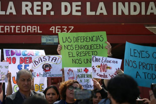 Carteles a favor de la manifestación contra la violencia en los colegios.