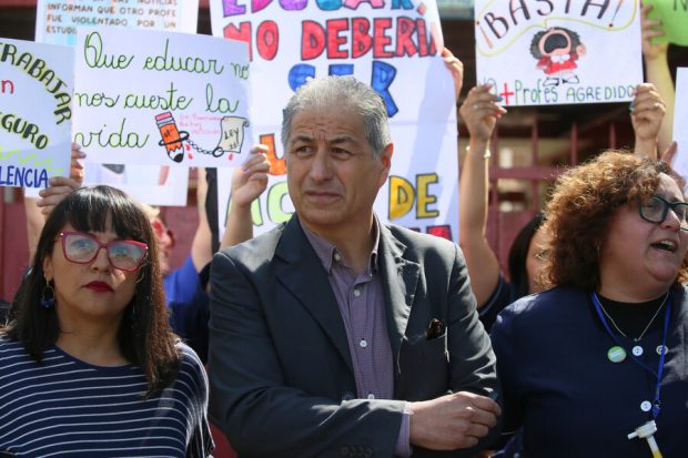 El presidente del Colegio de Profesoras y Profesores, Mario Aguilar, en manifestación contra la violencia en los establecimientos educacionales.