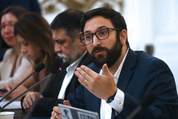 Asesor del Segundo Piso de La Moneda, Miguel Crispi, en sesión de la Comisión Especial Investigadora del caso Monsalve.