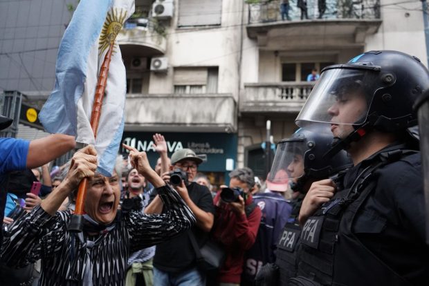Mujer argentina frente a las fuerzas policiales en marcha de jubilados.