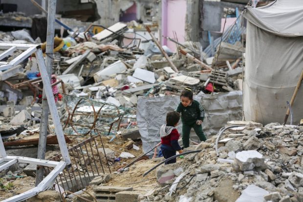 Niños palestinos entre los escombros de Gaza.
