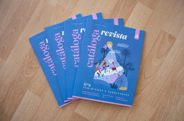 Cuatro versiones impresas de la novena edición de Cataloga Revista desplegada en el piso.