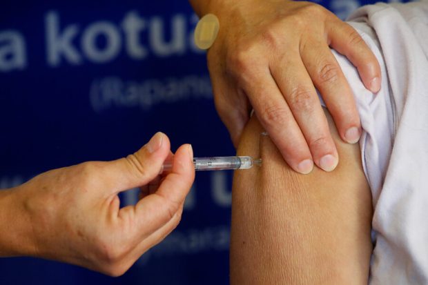 Plano detalle de la aplicación de una vacuna en el brazo