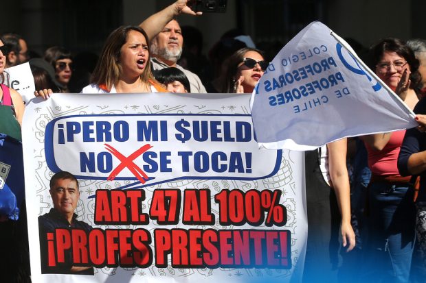 Profesora con cartel de foto de Desbordes con una burbuja de diálogo que dice: "Pero mi sueldo no se toca"