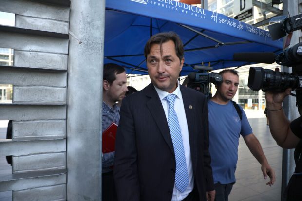 Fiscal Patricio Cooper saliendo de sede del Poder Judicial.