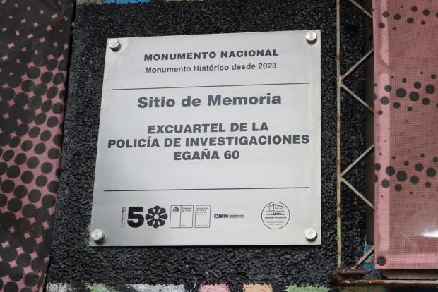 Placa del Sitio de Memoria Egaña 60 en Puerto Montt.