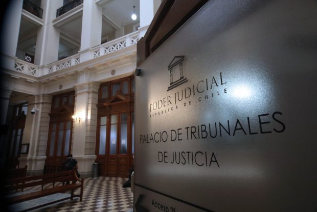 Placa que dice: Poder Judicial, y más abajo "Palacio de tribunales de Chile".
