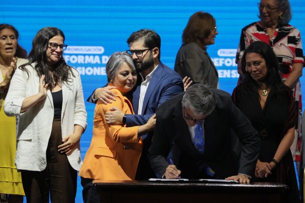 Las ministras Antonia Orellana (Mujer) y Jeannette Jara (Trabajo), junto al Presidente Gabriel Boric y el ministro Mario Marcel durante la promulgación de la reforma de pensiones.