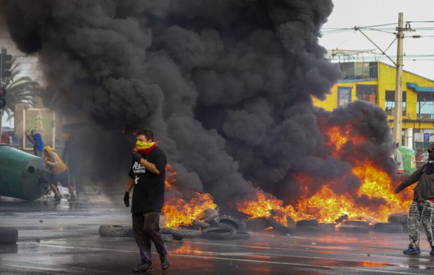 Barricada de neumáticos quemándose
