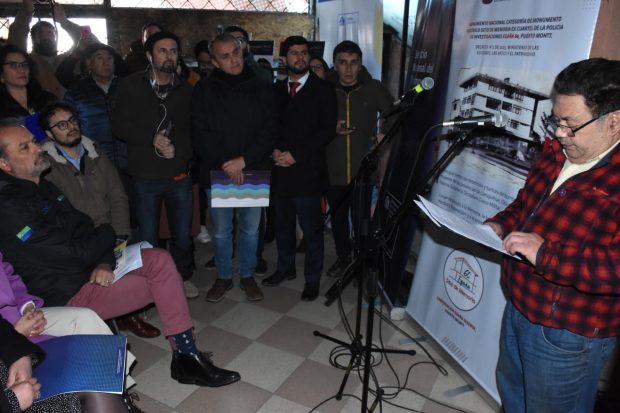 René Droppelmann en el acto de instalación de la placa del Sitio de Memoria Egaña 60 en Puerto Montt.