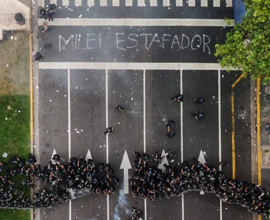 Grupo de manifestantes enfrenta a las fuerzas de seguridad en el Congreso de Argentina.
