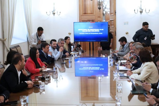 El ministro (s) de Interior, Luis Cordero, y la subsecretaria de Prevencion del Delito, Carolina Leitao, se reunen con la nueva directiva de la Asociación Chilena de Municipalidades (AChM), presidida por la alcaldesa de Quinta Normal, Karina Delfino, para abordar la estrategia de seguridad del Gobierno. Javier Salvo/Aton Chile