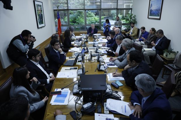 Comisión de Hacienda del Senado discutiendo proyecto de cuotas de pesca.