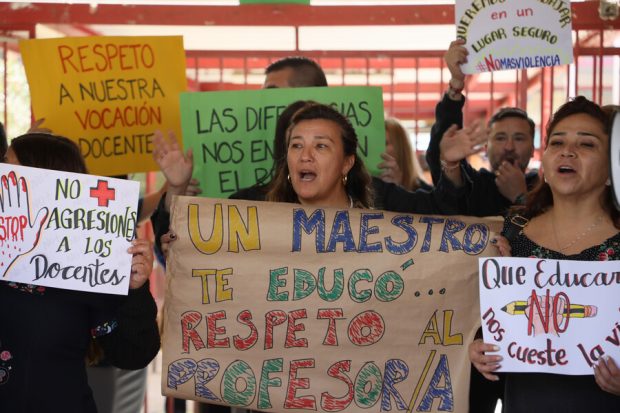 Manifestación de profesores en la Escuela República de la India.