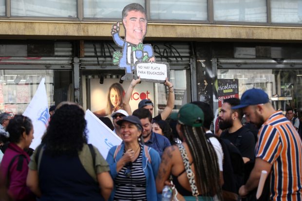 El colegio de Profesores y Profesoras de Chile se manifiestan en las afueras de la Municipalidad de Santiago. Javier Salvo/Aton Chile
