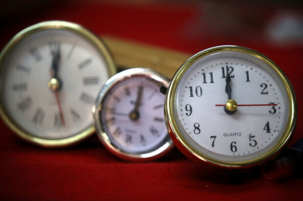 Tres relojes, simbolizando el cambio de horario al invierno.